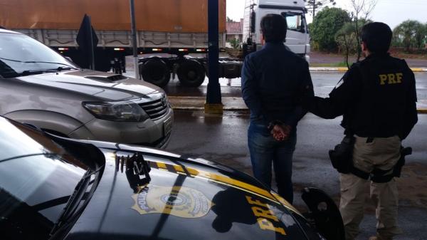 Homem de 48 anos possui extensa ficha criminal e transportava um revólver na caminhonete (Foto: Divulgação/PRF)