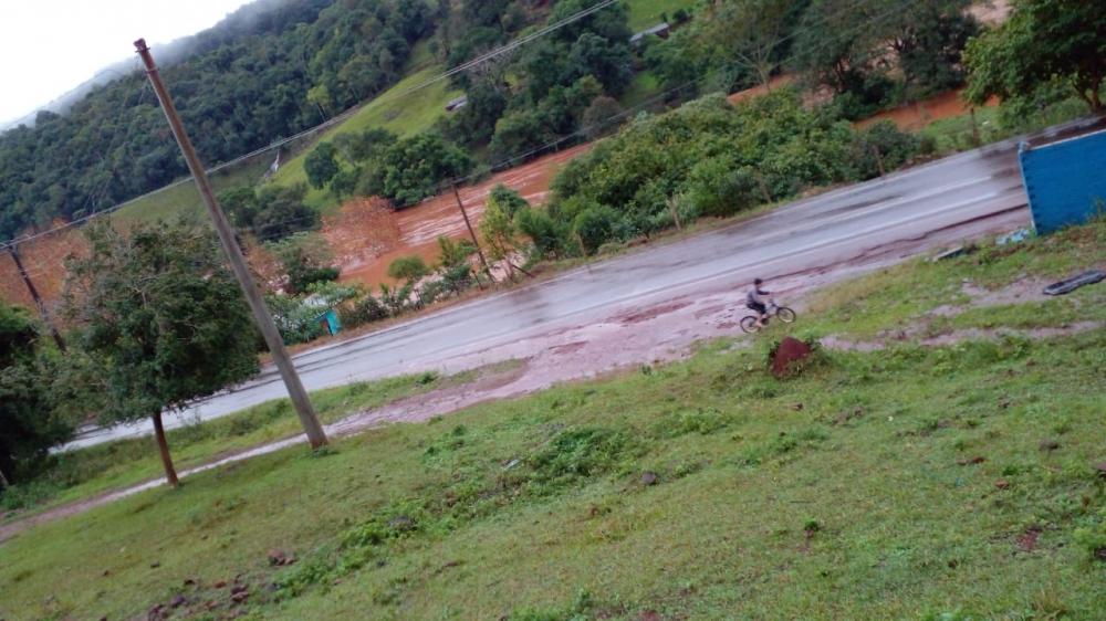 Rio Guarita na tarde de ontem já estava muito acima do nível normal(Foto: Jonas Martins)