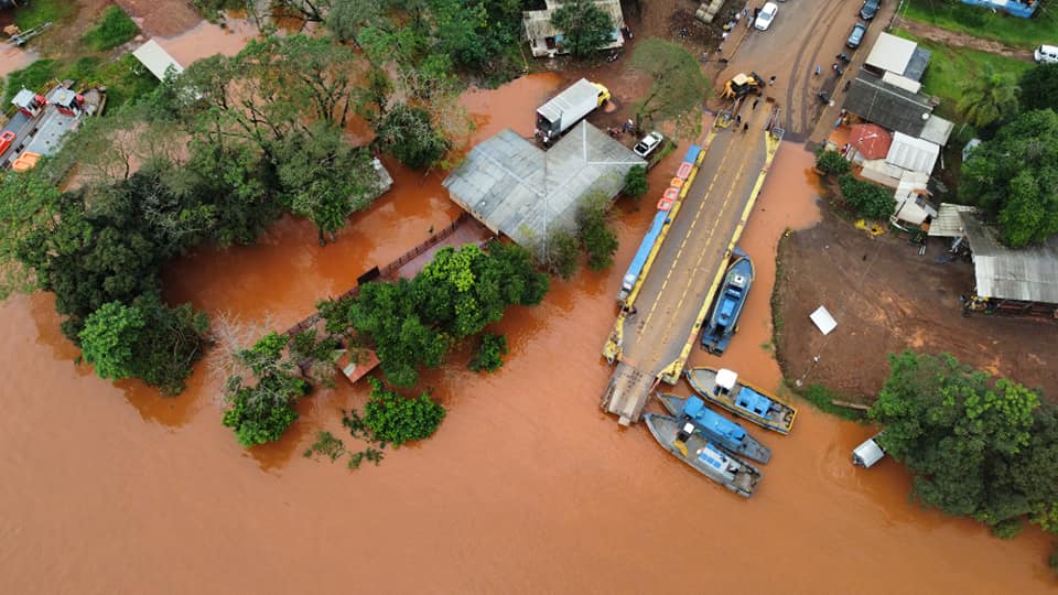 As balsas ficaram ancoradas no dia de ontem (Foto: Jalmo Fornari)
