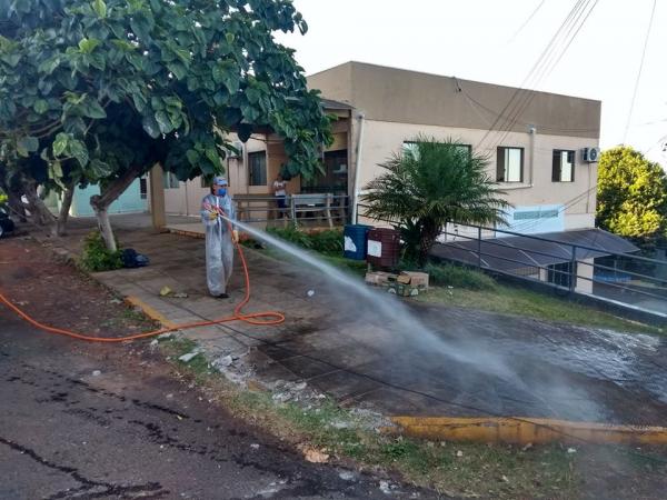 Limpeza em frente à sede da Secretaria Municipal de Saúde e Saneamento (Foto: Divulgação/ASCOM Tenente Portela)