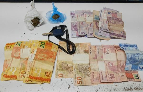 Porções de maconha e o dinheiro apreendido durante a ação dos policiais militares de Frederico Westphalen (Foto: Divulgação/Brigada Militar)