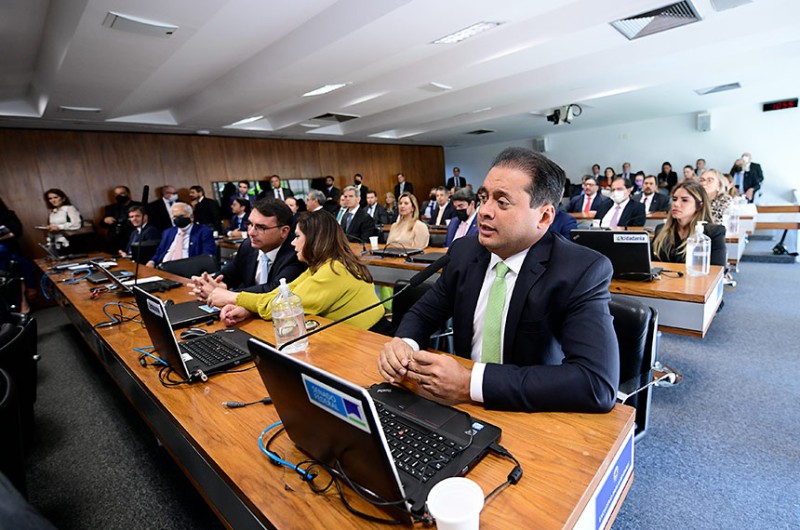 Relator, Weverton (1º à dir) pediu que o relatório fosse dado como lido - Pedro França/Agência Senado