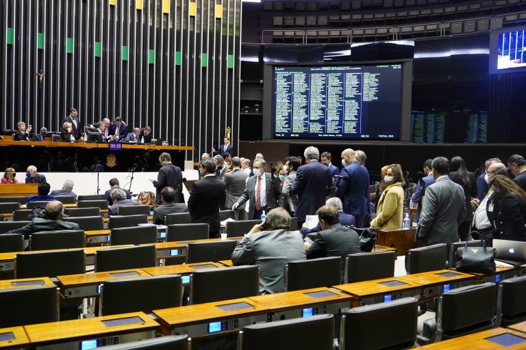 Deputados participam de sessão no Plenário da Câmara - (Foto: Pablo Valadares/Câmara dos Deputados)