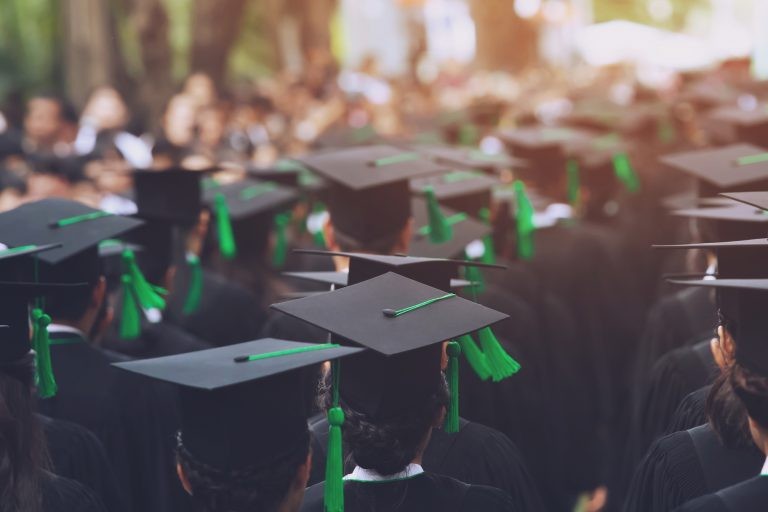 Universidades estão organizando o retorno às atividades presenciais - (Foto: Depositphotos)