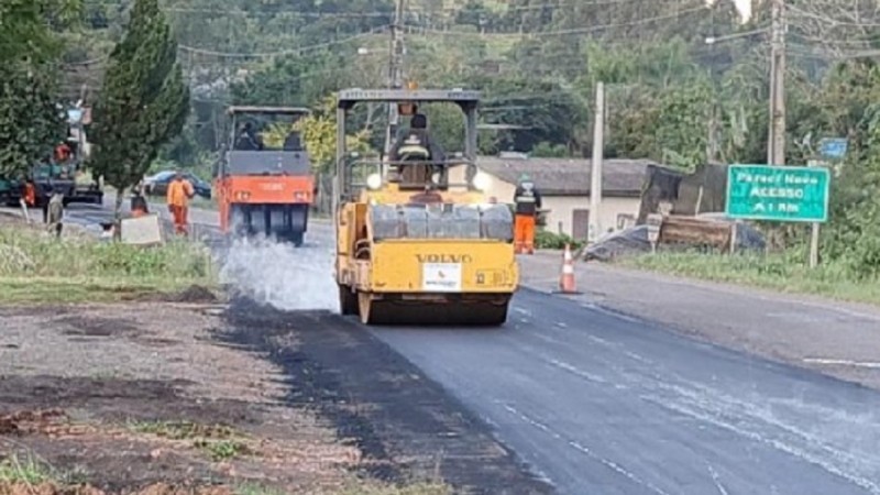 Ações incluem renovação do asfalto e pintura da pista no trecho liga Harmonia ao entroncamento com a ERS-240, em Montenegro - Foto: Daer / Divulgação