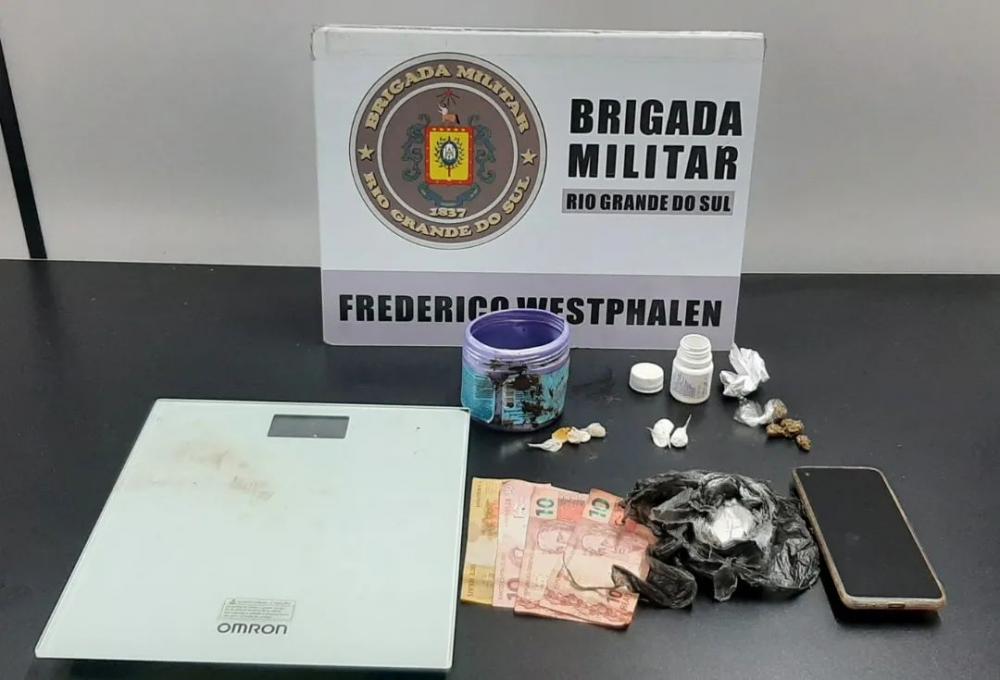 Com o preso foram encontradas porções de cocaína e de maconha, além de outros materiais (Foto: Diones Roberto Becker)