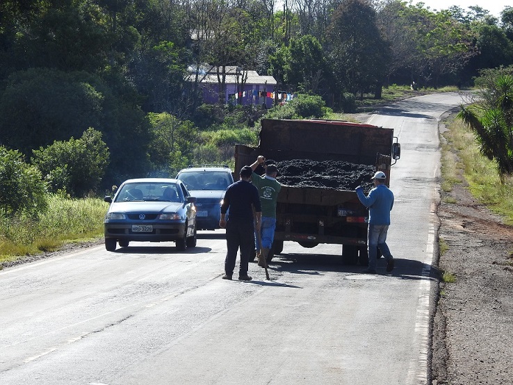 Operação consistiu no fechamento de inúmeros buracos e correção de algumas imperfeições (Foto: Divulgação | ASCOM Coronel Bicaco)
