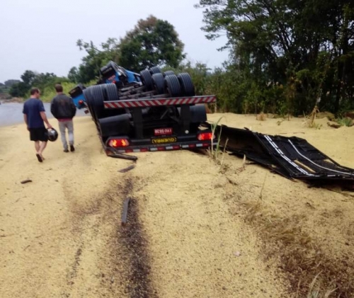 Parte da carga de grãos se espalhou sobre a pista (Foto: Eduardo Winter)