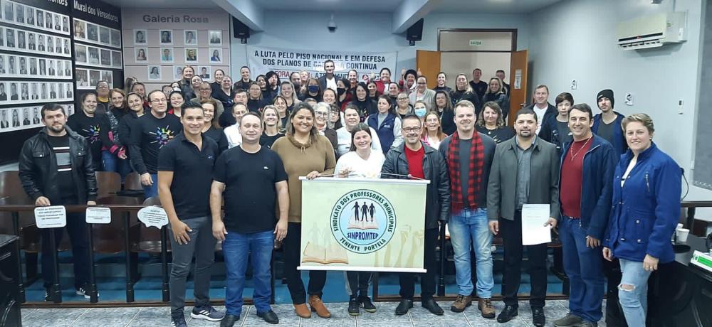 Vereadores comemoram junto aos professores a reprovação do PL 45 (Foto: Divulgação)