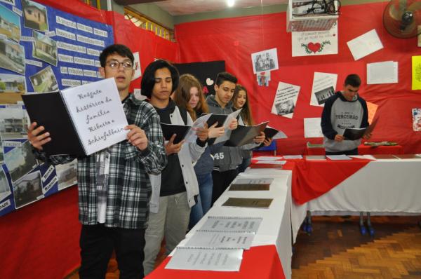 Alunos visitam salas interativas e espaços montados durante a 22ª Feporli. (Foto: Jornal Província)