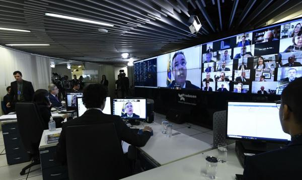 Em transmissão ao vivo pela internet no dia 25, o presidente Jair Bolsonaro destacou que o auxílio é voltado aos trabalhadores informais (sem carteira assinada), às pessoas sem assistência social e à população que desistiu de procurar emprego - Foto: Jane