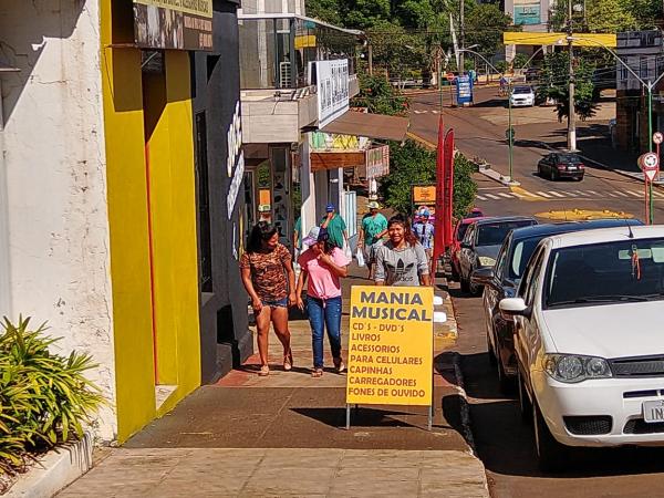 Pessoas mesmo que em área aberta caminham próximas umas às outras - Foto: Sistema Província