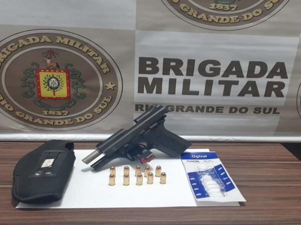 Arma foi apresentada junto com o acusado na DP local - Foto: Brigada Militar divulgação 
