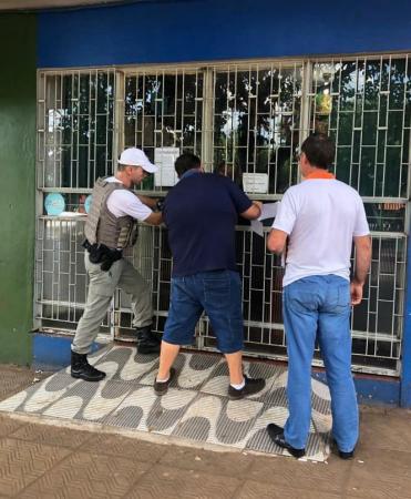 Local foi lacrado na tarde desta terça-feira (31/03) (Foto: Rádio Municipal Tenente Portela)