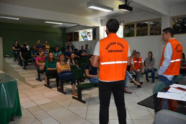 Reunião que definiu a estratégia de funcionamento das barreiras sanitárias educativas em determinados pontos da cidade (Foto: Divulgação/ASCOM Três Passos)