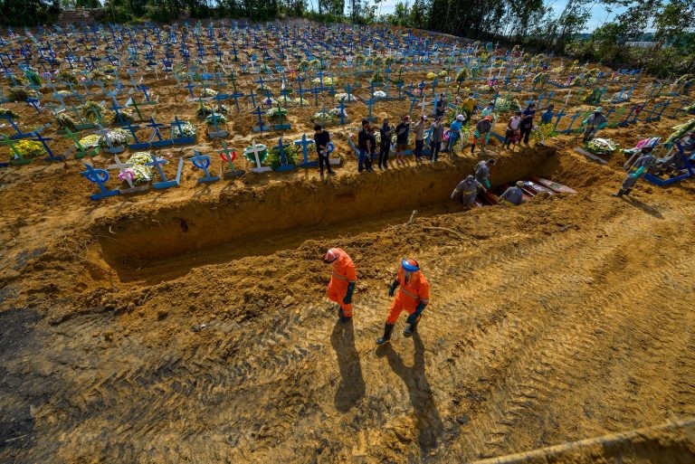 Cemitério de Manaus, em um dos piores momentos da pandemia de Covid-19 - (Foto: Alex Pazuello/Prefeitura de Manaus)