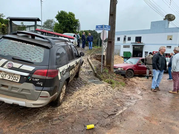 Vitima foi atingida dentro do veículo (Foto: Priscila Nhoatto/Grupo Chiru)