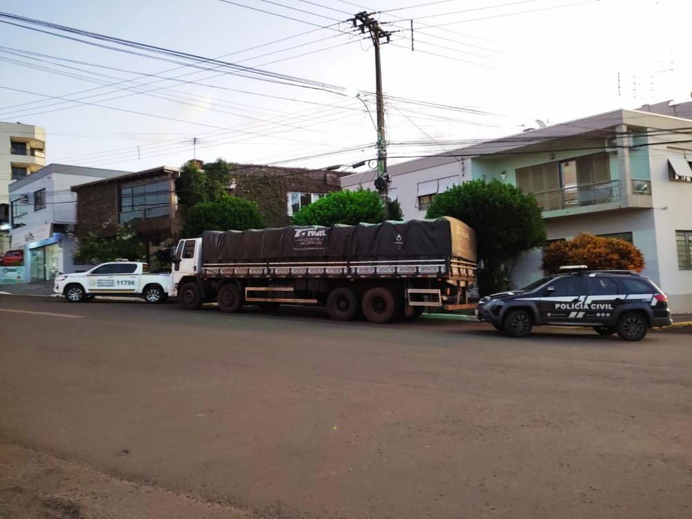 Caminhão transportava 11 contêineres com óleo vegetal de origem estrangeira (Foto: Divulgação | Polícia Civil)