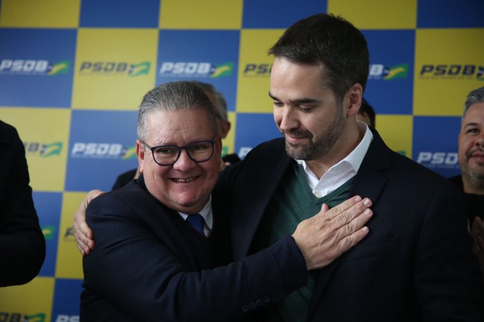 Eduardo Leite abraça seu ex-vice e atual governador Ranolfo Vieira (Foto: André Ávila / Agencia RBS)