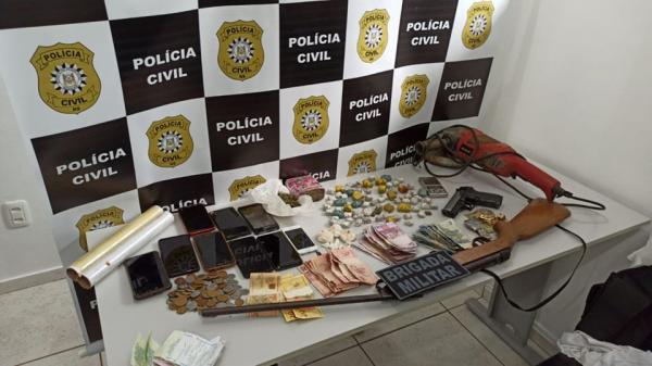 Na ação conjunta, ainda foram apreendidos telefones celulares, dinheiro, uma espingarda e uma pistola de gás (Foto: Divulgação/Brigada Militar)