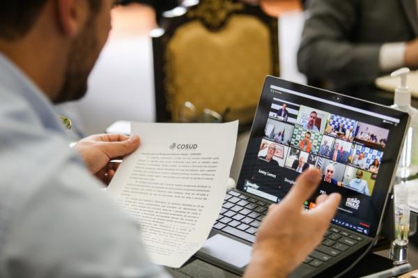 Na videoconferência, cada governador apontou problemas enfrentados no seu Estado e as demandas urgentes contra a pandemia (Foto: Felipe Dalla Valle/Palácio Piratini)