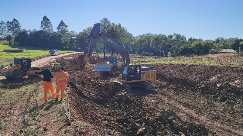 Trabalhos executados por equipes do DAER concentram-se em terraplanagens e drenagens (Foto: Divulgação | DAER)