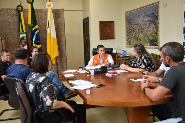 Reunião nesta quinta-feira (02/04) do grupo de crise organizado para tratar de medidas urgentes contra a dengue (Foto: Divulgação/ASCOM Três Passos)