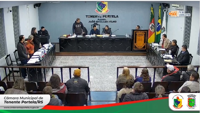 Os vereadores em pé votaram contra o projeto e os sentados a favor do mesmo (Foto: Reprodução)