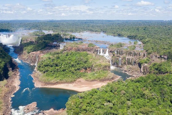 Baixa vazão está ligada à falta de chuva e a ação preventiva de poupar água dos reservatórios do Rio Iguaçu para produção de energia (Foto: Divulgação/COPEL)