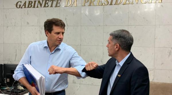 Deputado Ernani Polo recebendo os decretos das mãos do vice-presidente da FAMURS e prefeito de Taquari, Maneco Hassen (Foto: Divulgação/FAMURS)