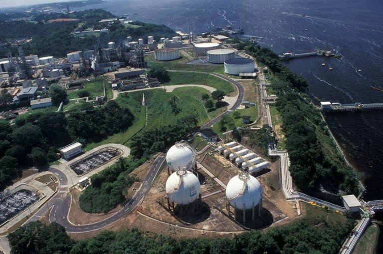 Refinaria Isac Sabbá, às margens do Rio Negro: produção de 46 mil barris de petróleo por dia - (Foto: Juarez Cavalcanti/Agência Petrobras)