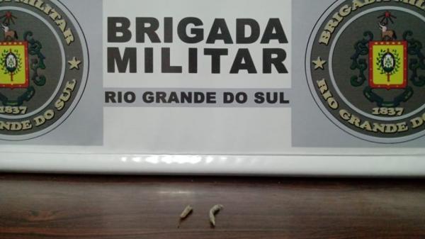 Efetivo policial apreendeu dois invólucros transparentes com substância semelhante à maconha, totalizando 0,5 gramas (Foto: Divulgação/Brigada Militar)