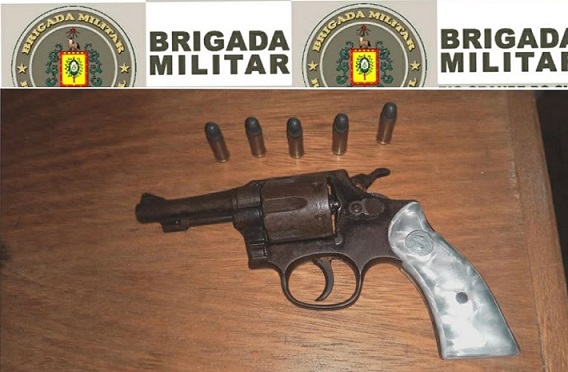 Revólver calibre 32 que foi apreendido (Foto: Divulgação/Brigada Militar)