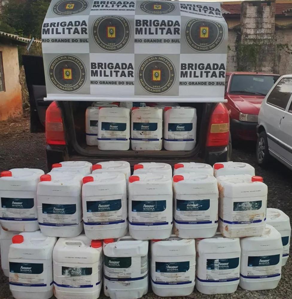 Na ação foram apreendidos 40 galões de defensivos agrícolas contrabandeados (Foto: Divulgação | BM)