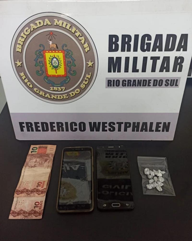 Além dos entorpecentes, ainda foi apreendido dinheiro e dois telefones celulares (Foto: Divulgação | BM)