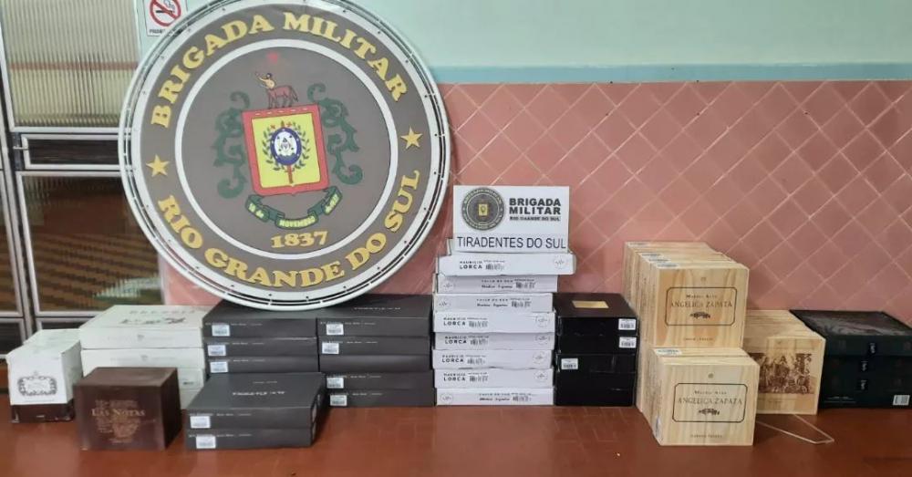 Brigada Militar abordou um veículo e encontrou 262 garrafas de vinhos importados ilegalmente (Foto: Divulgação | BM)