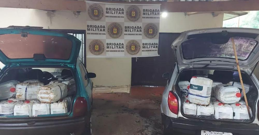 Nos dois carros abordados foram encontrados 59 galões de agrotóxicos estrangeiros (Foto: Divulgação | BM)