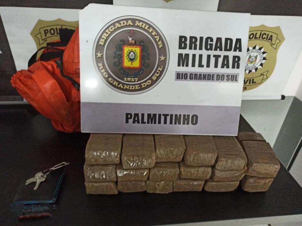 Jovem que transportava os tijolos de maconha pulou de um veículo em movimento (Foto: Divulgação | BM)