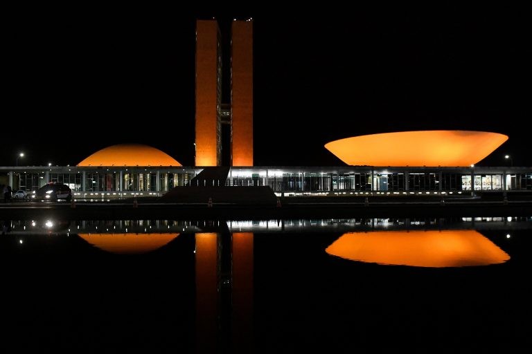 Câmara costuma ganhar iluminação colorida para chamar atenção para assuntos em debate - (Foto: Senado Federal)