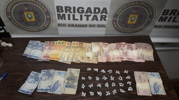 Pedras de crack e o dinheiro que foram apreendidos pelos policiais militares (Foto: Divulgação/Brigada Militar)