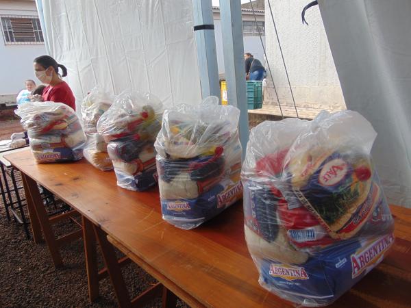 Cesta de Alimentos está sendo entregue aos beneficiários do Bolsa Família (Foto: Divulgação)