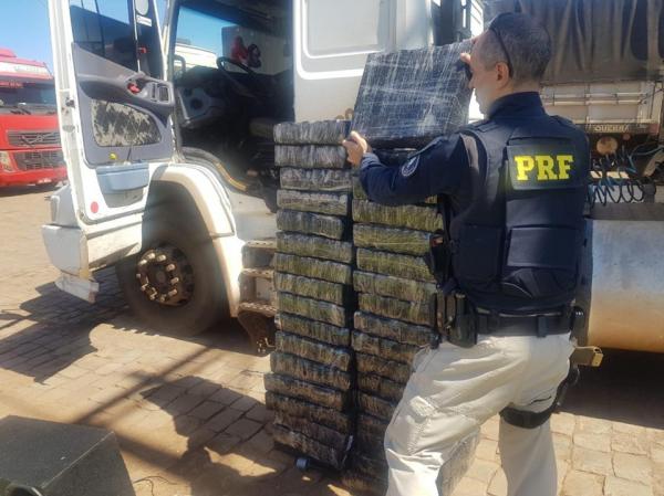 Segundo a Polícia Rodoviária Federal, foram apreendidos 34 pacotes que totalizaram cerca de 363 quilos de droga (Foto: Divulgação/PRF)