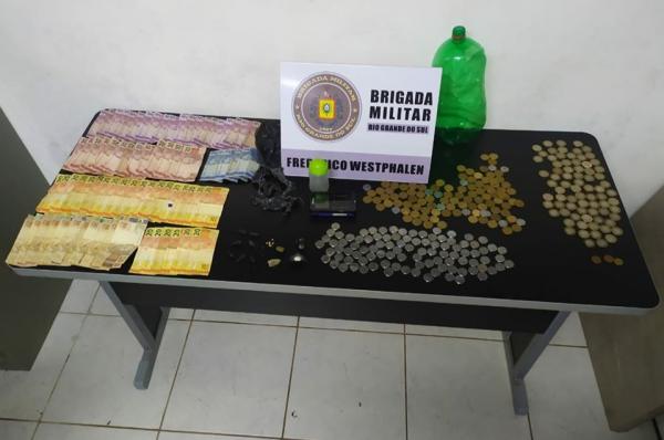 Drogas, dinheiro e outros objetos apreendidos pela guarnição policial (Foto: Divulgação/Brigada Militar)