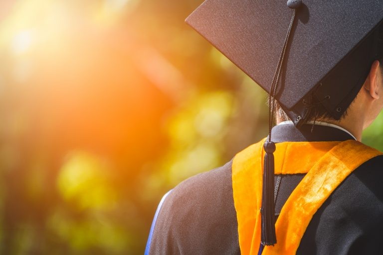 Hoje, após formar o estudante paga o empréstimo em parcelas mensais mesmo que não esteja empregado - (Foto: Depositphotos)