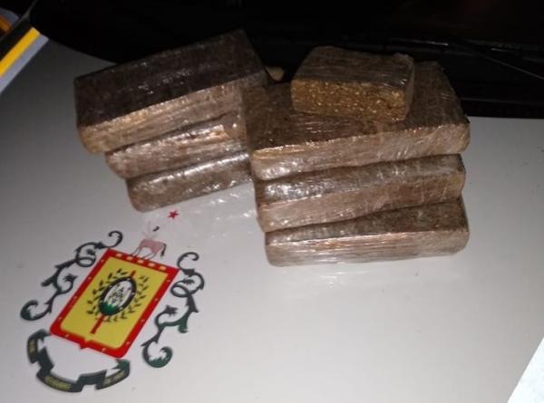 Tabletes de maconha estavam em um automóvel abordado no trevo de acesso à cidade de Vista Gaúcha (Foto: Divulgação/Brigada Militar)