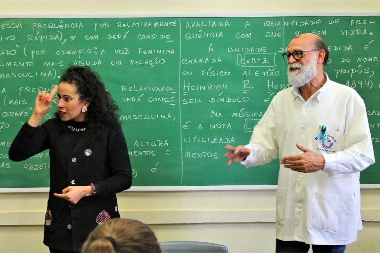 Intérprete de Libras em sala de aula - (Foto: Divulgação/Agência de Notícias do Paraná)