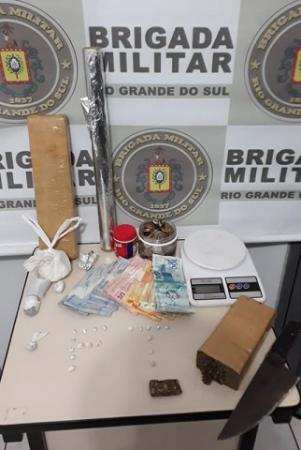 Drogas, dinheiro e outros materiais apreendidos no bairro PAC II, na noite da quinta-feira (09/04) (Foto: Divulgação/Brigada Militar)