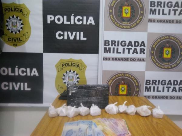 Entorpecentes e dinheiro que foram apreendidos durante abordagem em decorrência de uma campana (Foto: Divulgação/Polícia Civil)