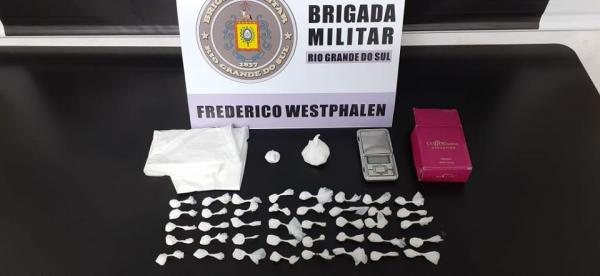 Foram apreendidas 67 gramas de cocaína (Foto: Divulgação/Brigada Militar)