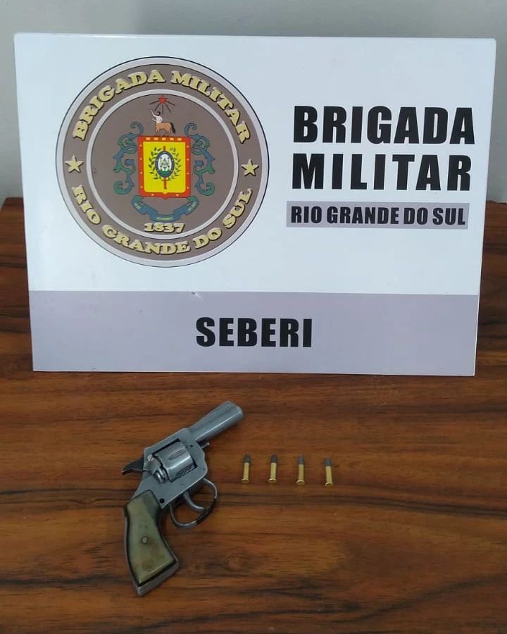 Revólver e munições apreendidas durante abordagem veicular (Foto: Divulgação | BM)